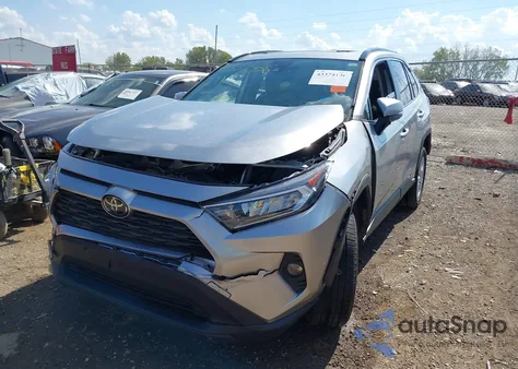 2021 Toyota Rav4 Xle z USA, uszkodzony, nr VIN 2T3W1RFV3MC095185